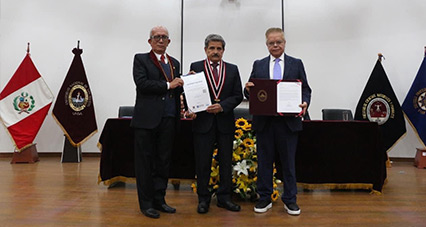 Ceremonia de entrega de reconocimientos de acreditación en la UNSA, Perú