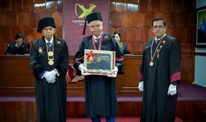 Reconocimiento al Dr. Miguel Ángel Tamayo Taype por la Universidad de Xalapa